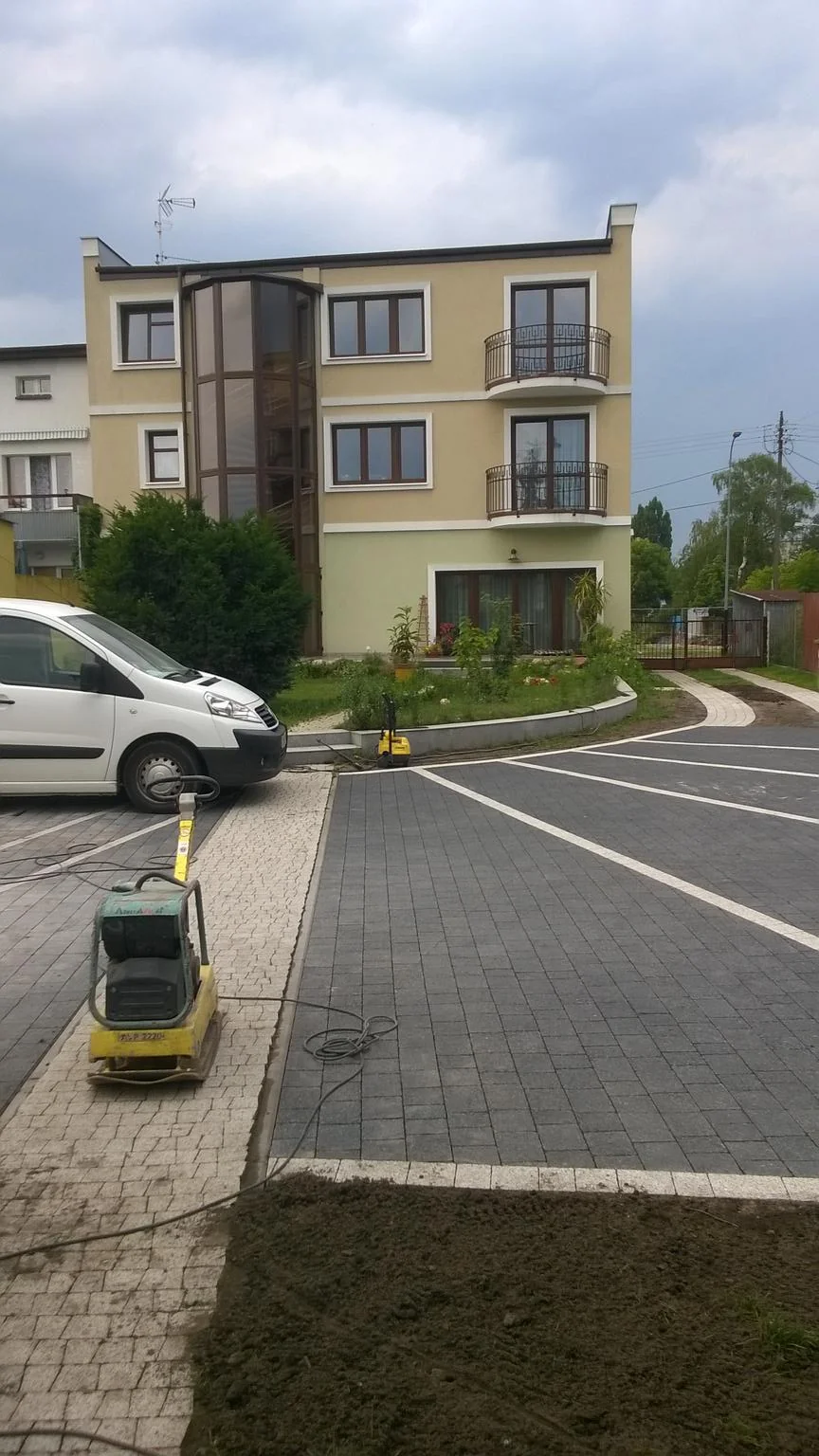 Budowa domu, wykończenie elewacji i kładzenie kostki