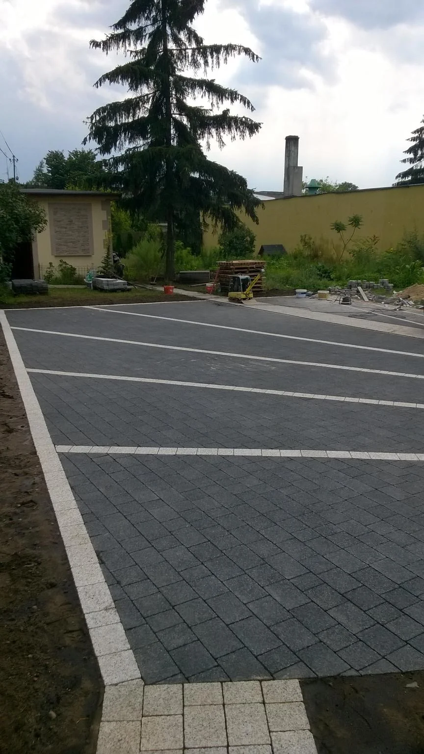 Budowa domu, wykończenie elewacji i kładzenie kostki